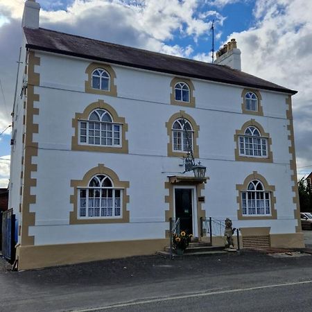 Ty Llew Hotel Llandysilio Exterior photo