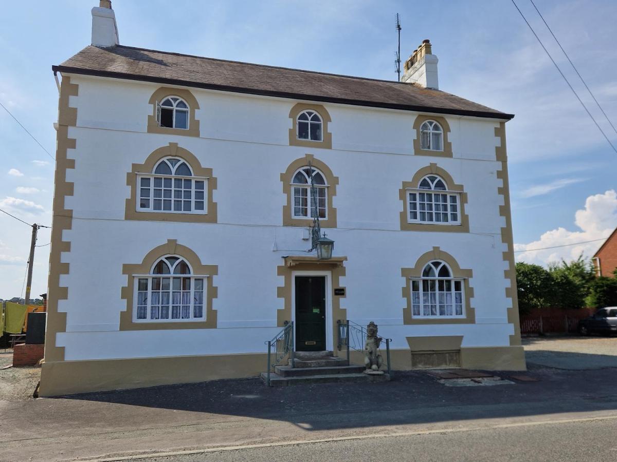 Ty Llew Hotel Llandysilio Exterior photo