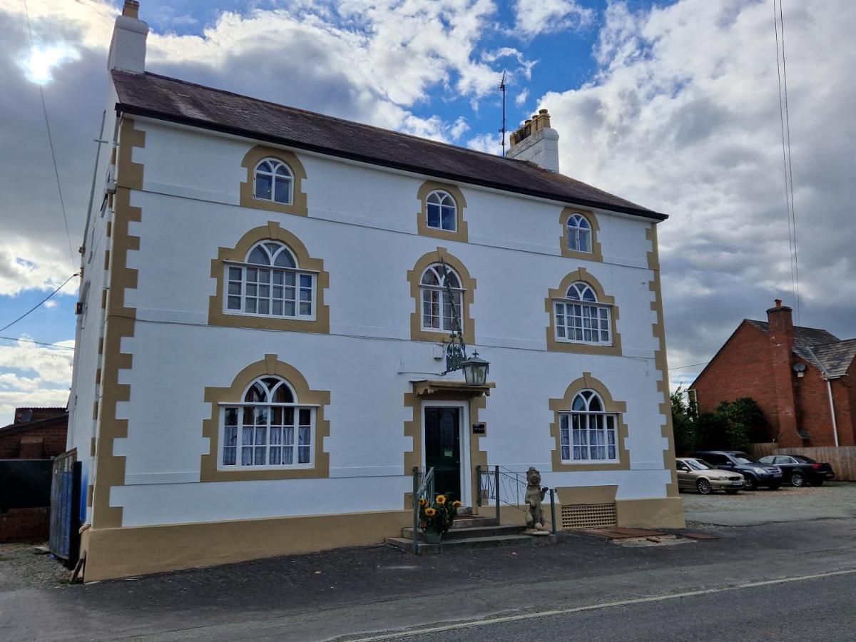 Ty Llew Hotel Llandysilio Exterior photo